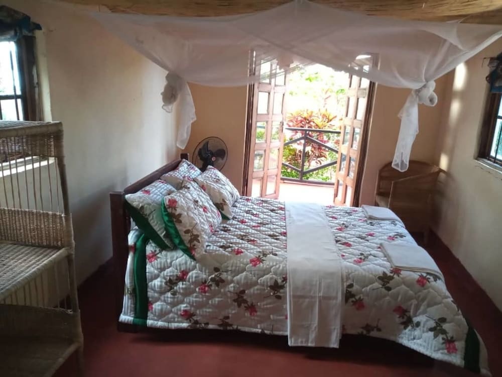 Impeccable 3-bed Cottage in Cape Maclear view 3