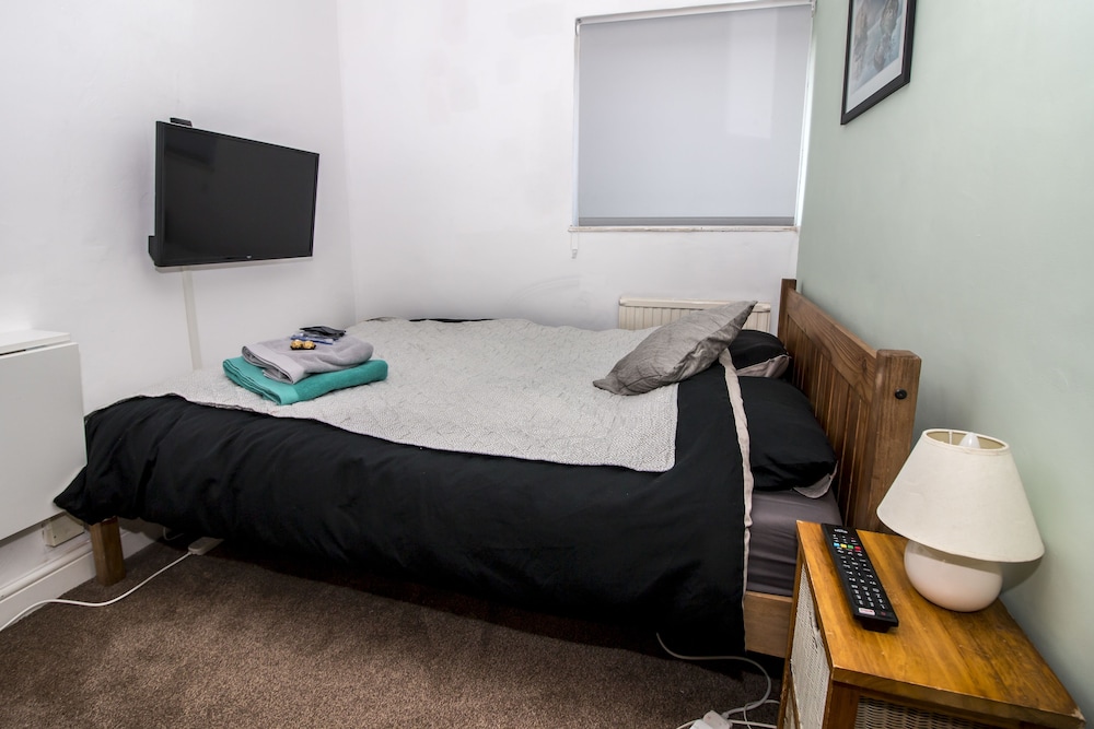 Lovely Rooms in a Quiet Place of Woking view 5