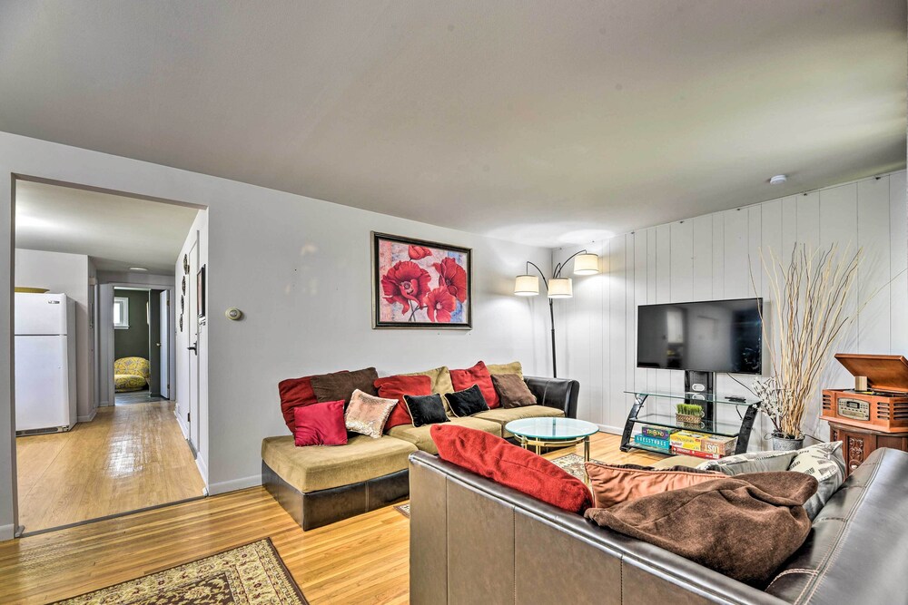 Charming Buffalo Apt: 18 Mi to Niagara Falls!