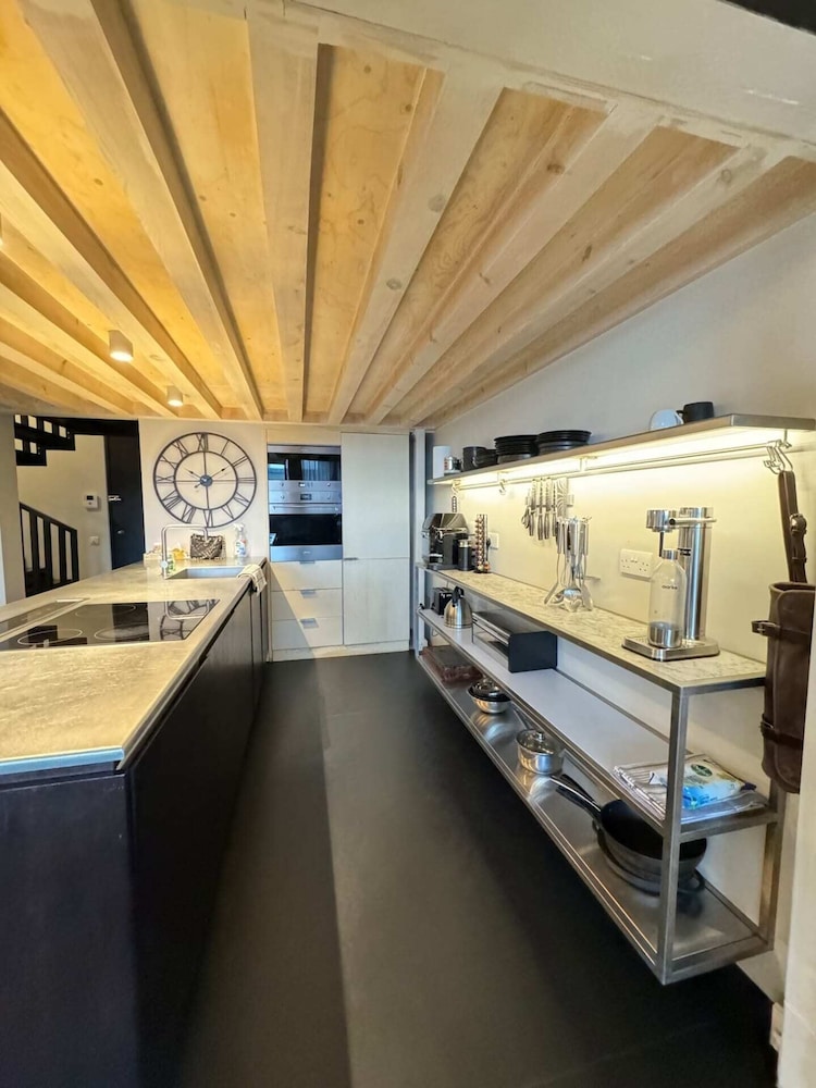 Industrial-chic 1BD Loft by the River Fulham!