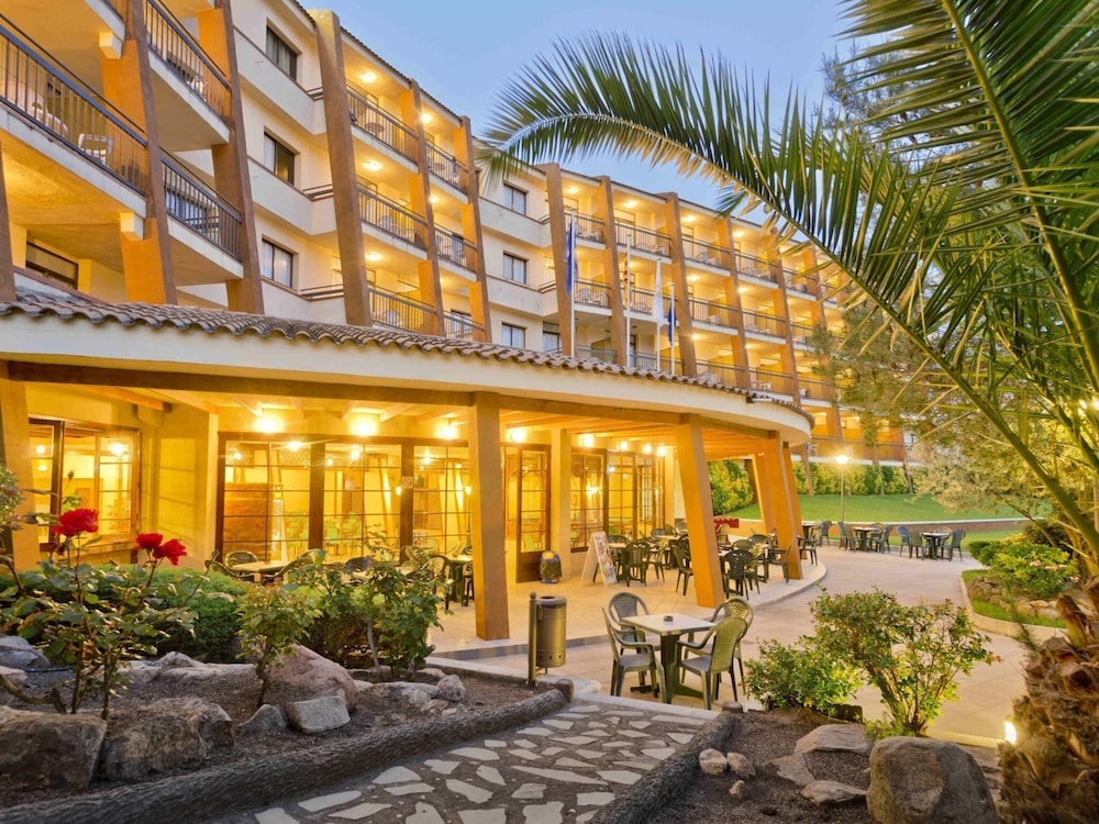 Aparthotel Tossa Park in Tossa de Mar Near Beach