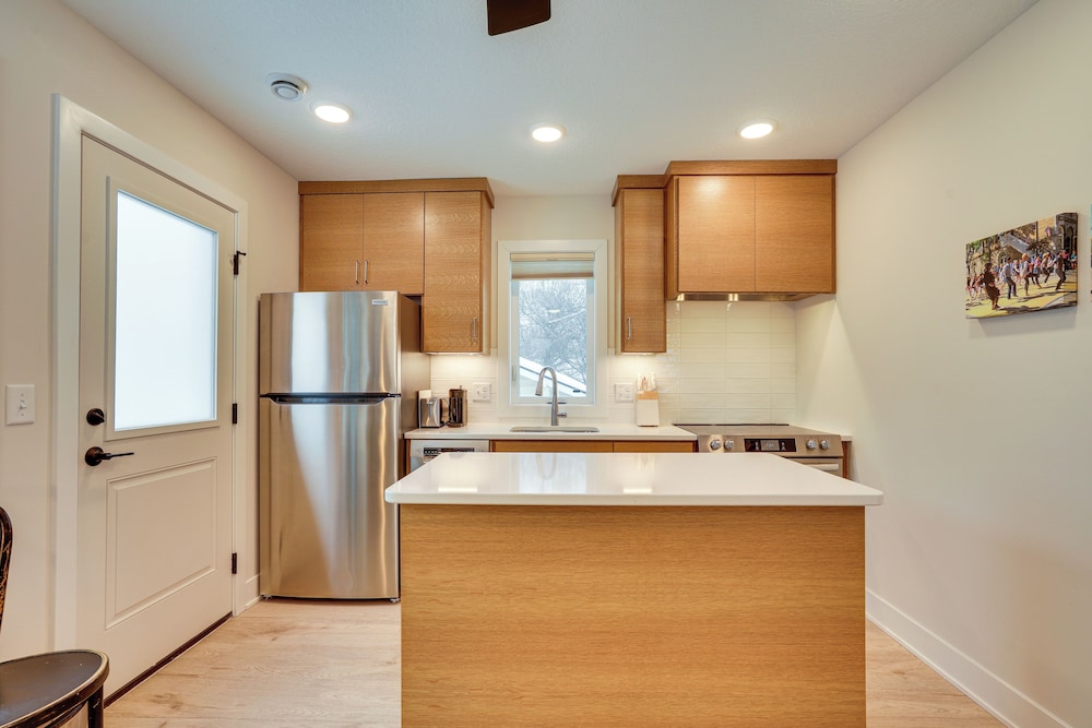 < 1 Mi to Carleton College: Wfh-friendly Apartment