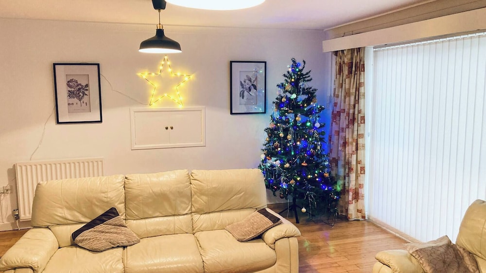 Modern and Spacious 6 Bedroom House