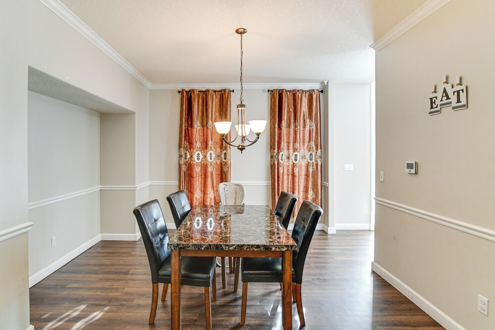 Des Moines Suburb Stay w/ Spacious Layout & Deck!