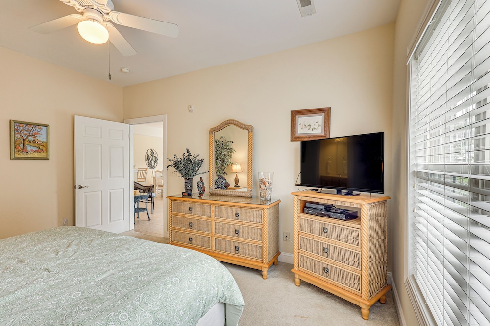 4 Mi to Sunset Beach: Resort-style Family Condo