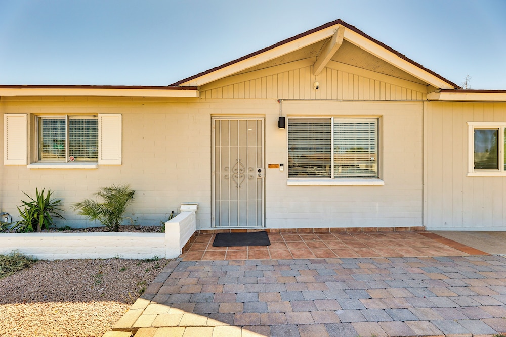 3 Mi to Dtwn Mesa: Home w/ Fenced Backyard!