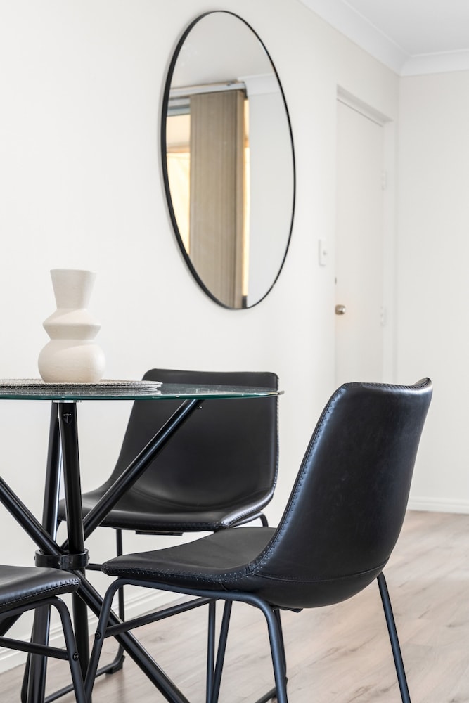 Elegant 2-bed With Balcony by Parks and Amenities