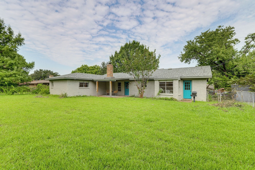 Near Shops & Eats: Commuter-friendly Fwtx Home