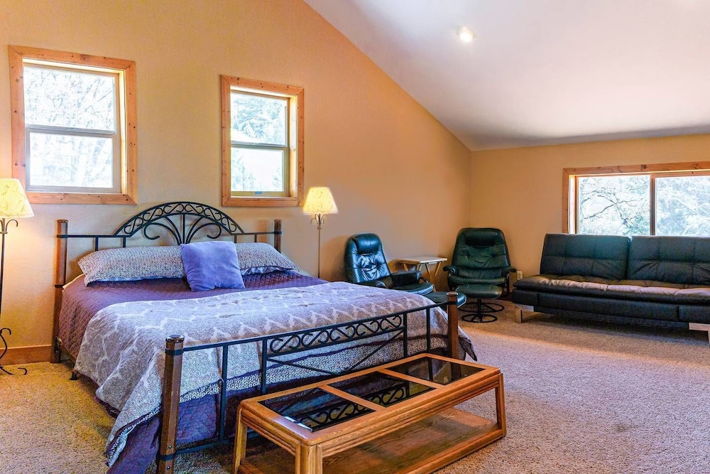 Sunset Chalet - 2600 Sq.ft. Multi-seasonal Retreat