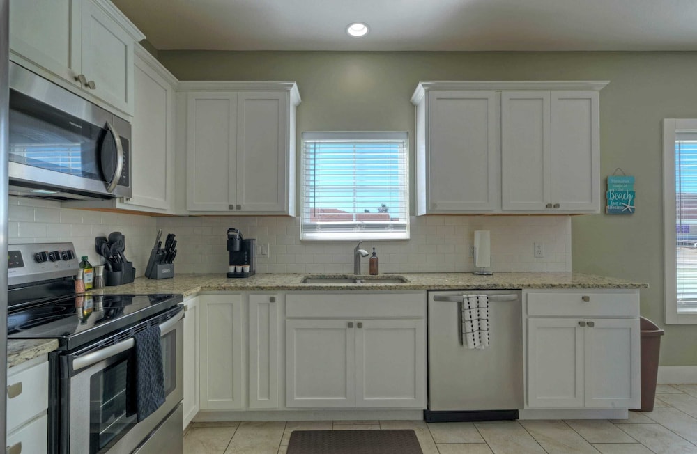 Sleeps 19 2 Homes w/ Pool, Foosball+shuffleboard Mins to the Beach + Shops