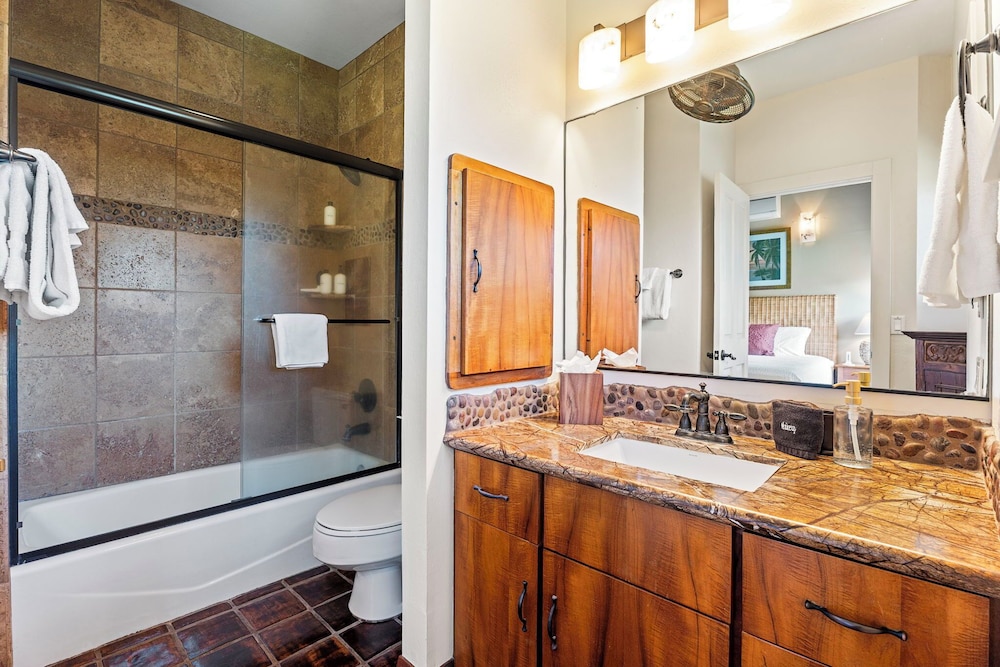 Beautiful Oceanfront - Air-conditioned - Sleeps 6 - Walk to Beach - Vrkcv