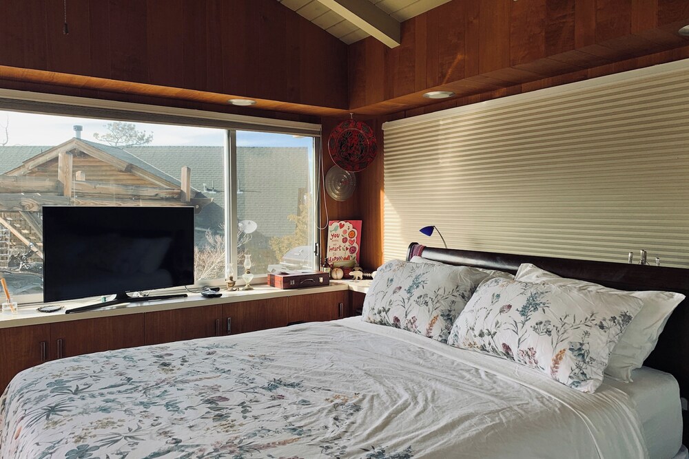 Mountain & Lake View Dog-friendly Retreat