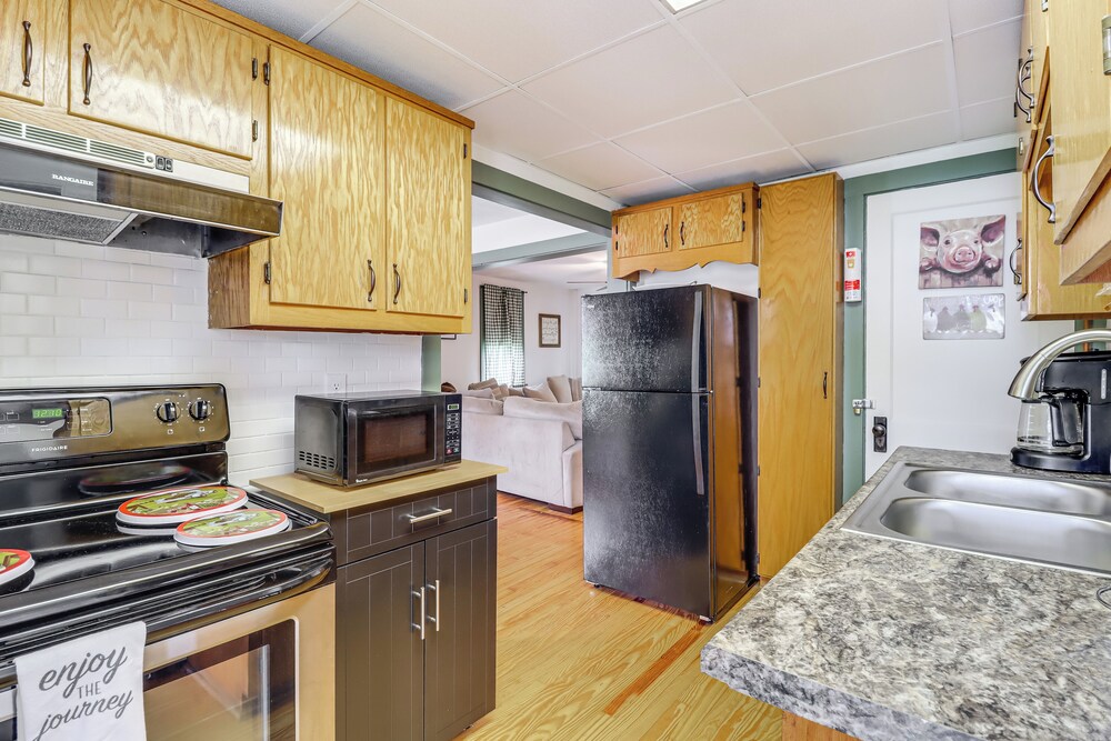 Walk to Saylors Lake: Townhome w/ Shared Perks!