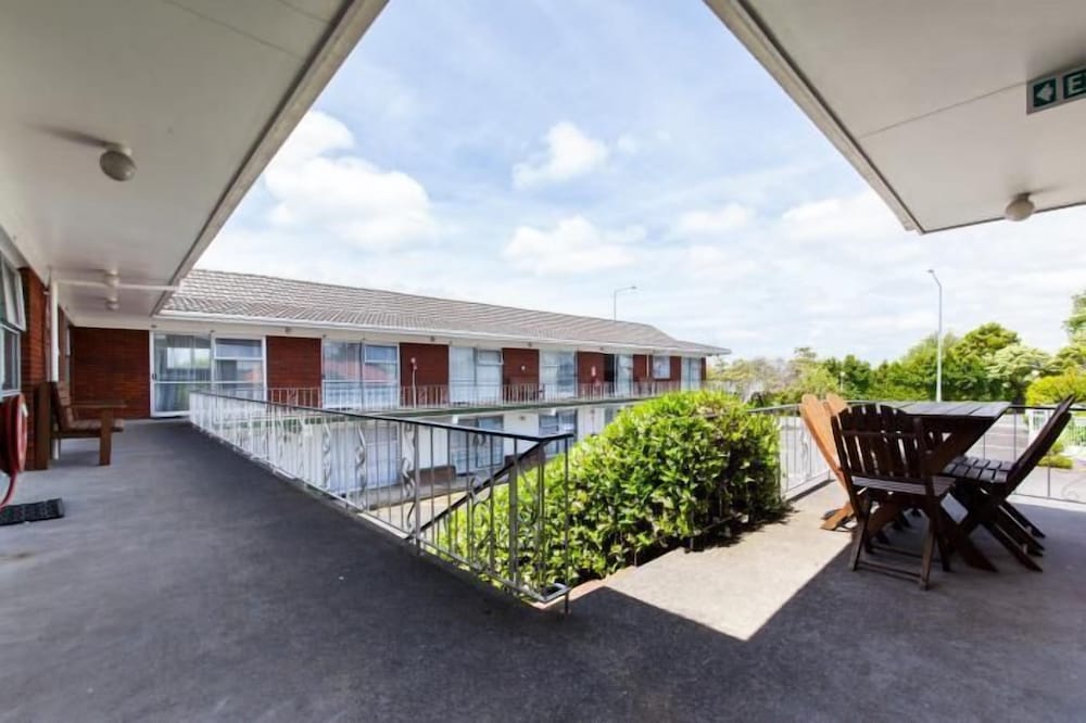 Sunset Lodge Motel - Image 2