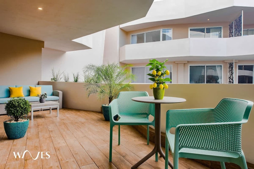 Pool View 1 Br Steps Away From the Beach