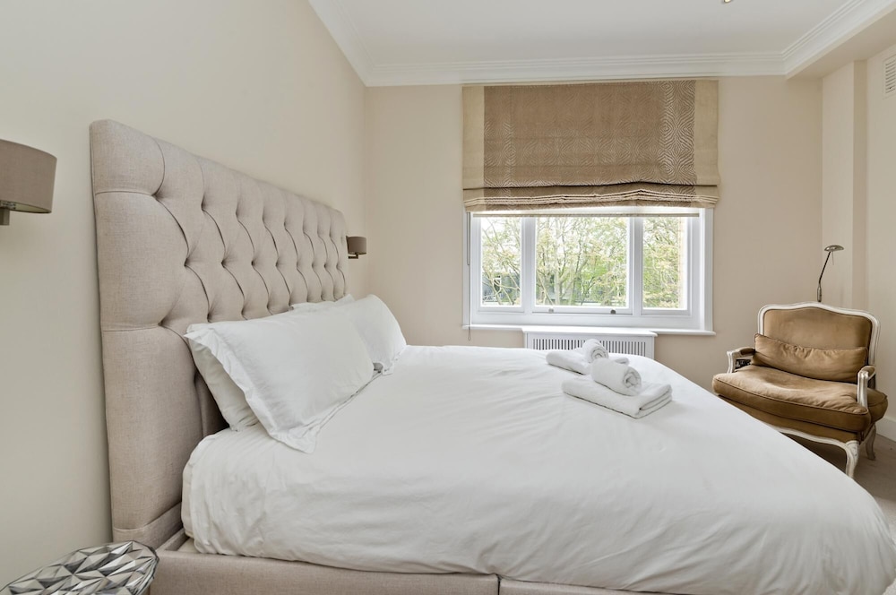 Immaculate two Bedroom Apartment in Chelsea by Underthedoormat