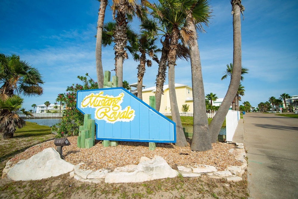 Beach Front Baby Ocean Views, Golf Cart & Pet Friendly!