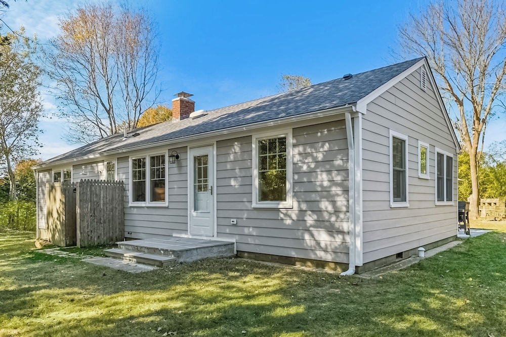 3BR Home Walk to Beach w/ Outdoor Shower & Grill