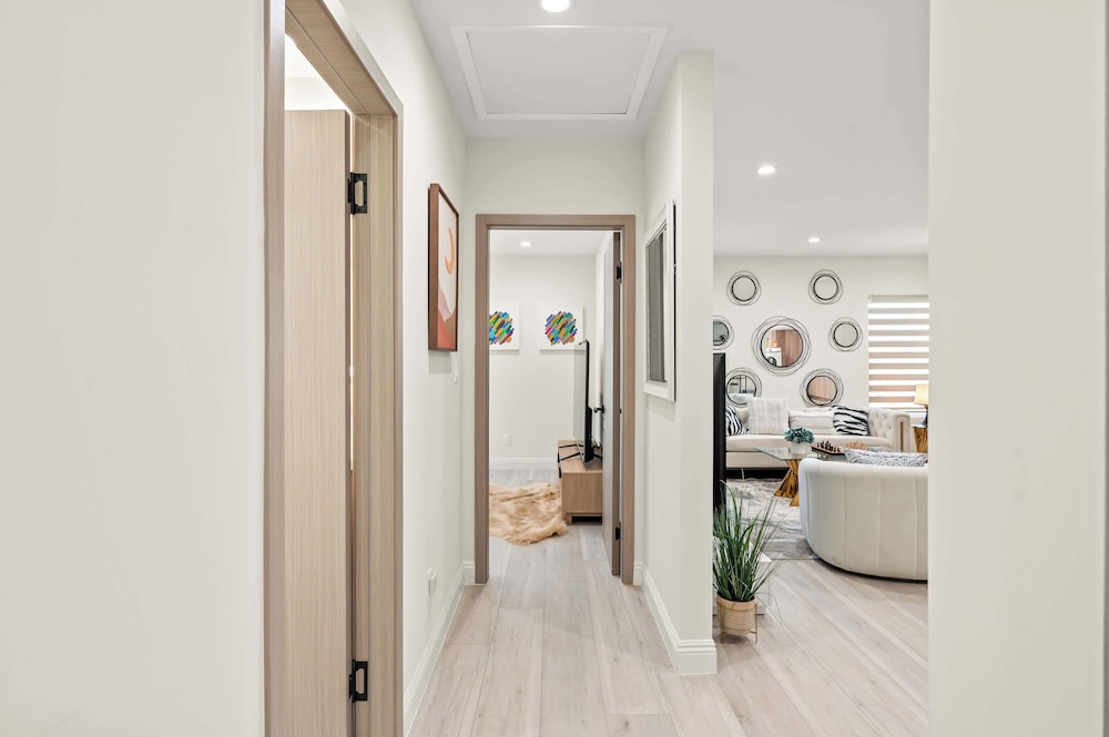 Modern New 3B Home Fully Stocked Cozy Sunlight