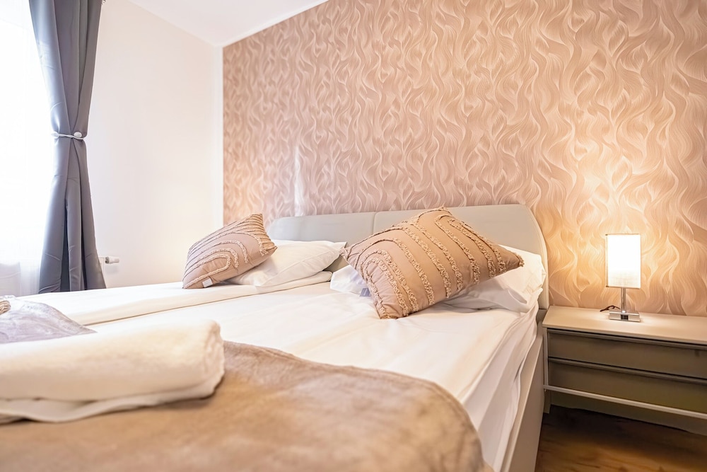 Amazing 2BR 1LR Apt Near Donaustadt