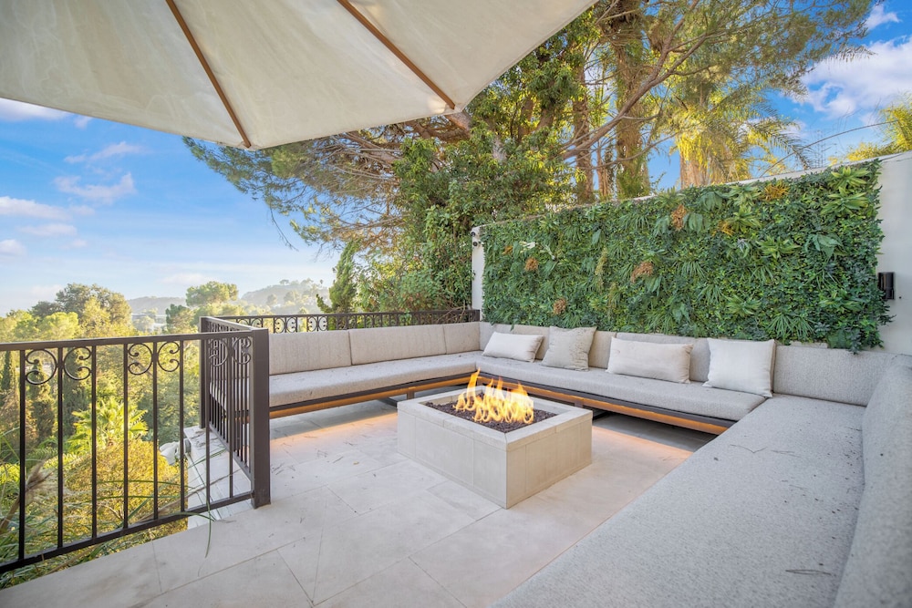 Villa Solea - Mulholland Retreat w/ Pool, Spa & Iconic LA Views