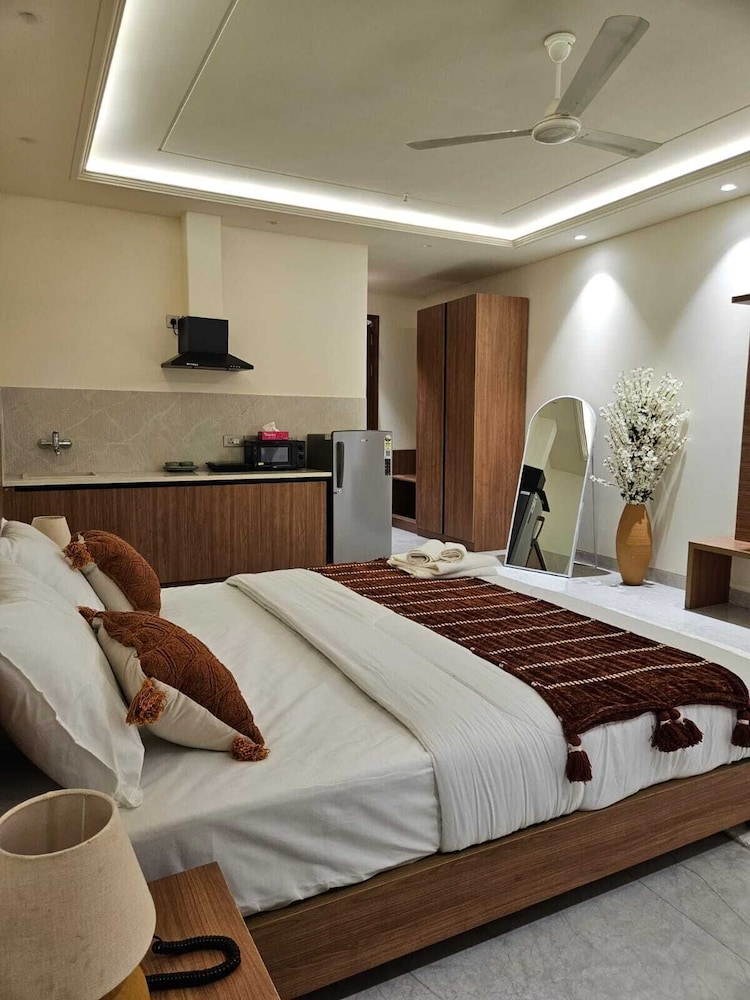 Hotel Dwellr