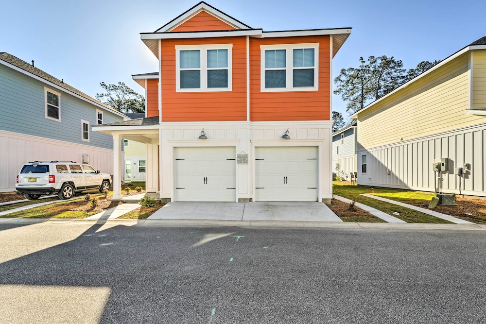 Colorful Myrtle Beach House: 2 Mi to Beaches!