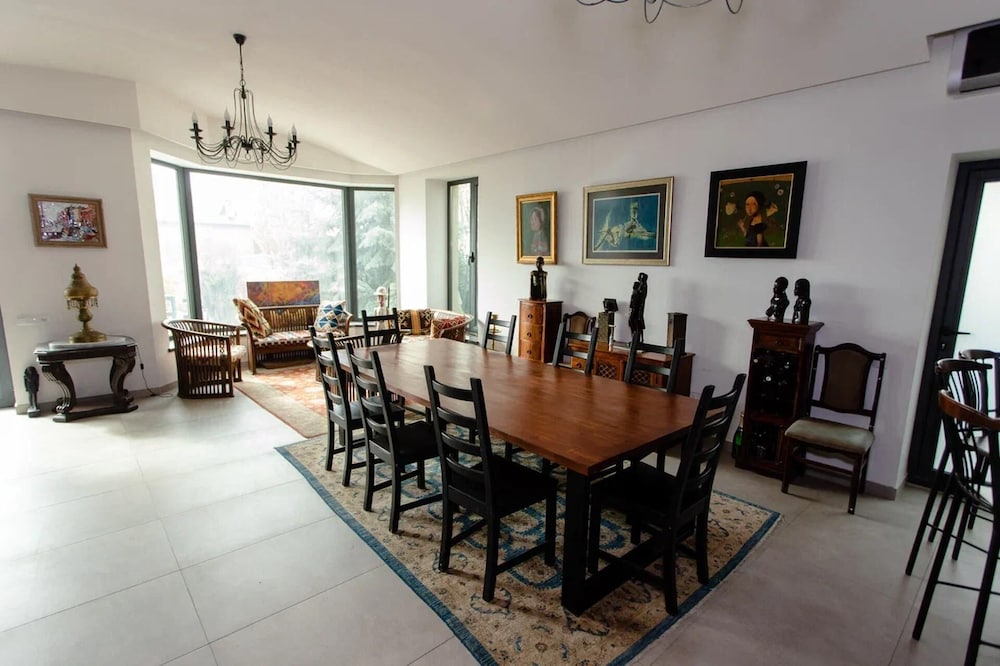 4 Bed Villa Estate Sleeps 7 - Pool, Garden, Sauna