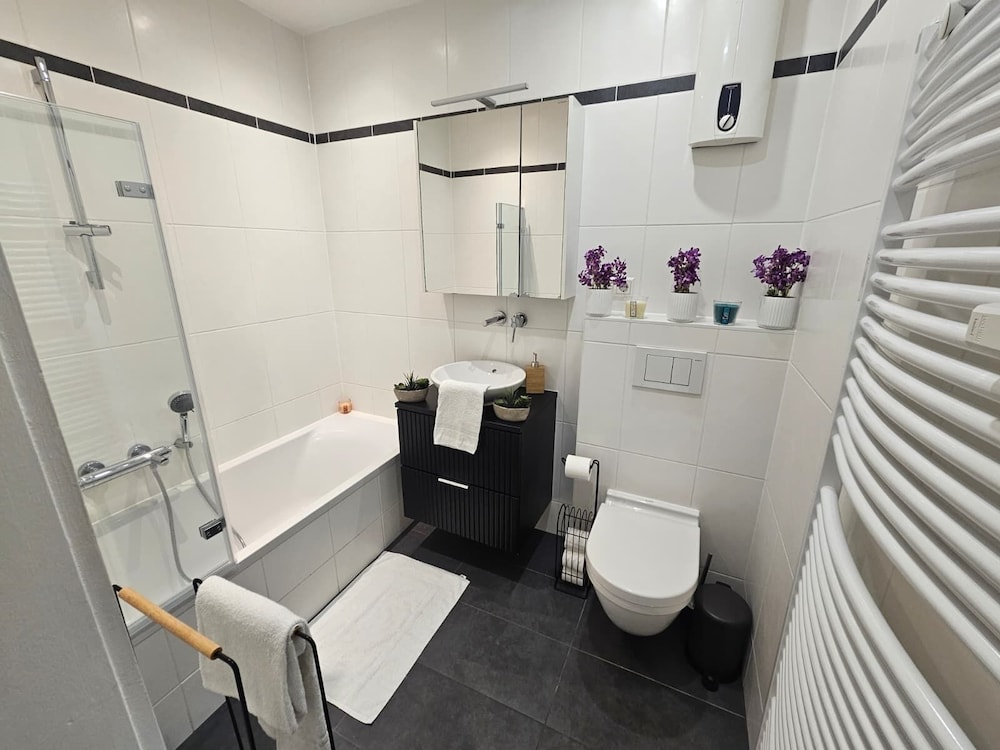 Ideal city stay 1BR near train station