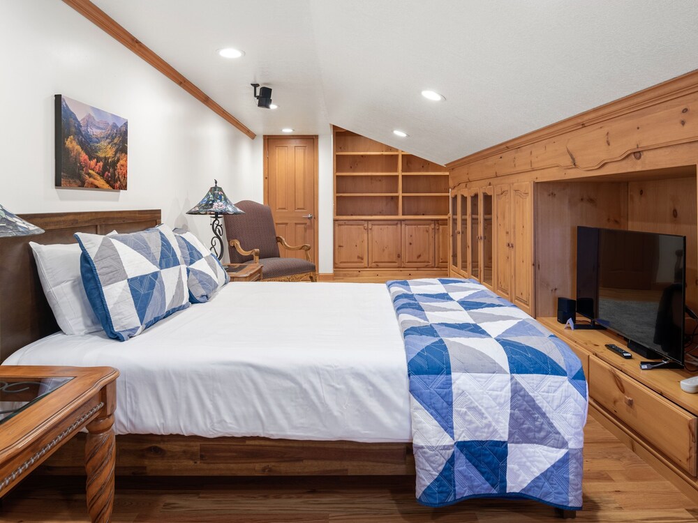 Family Getaway~pool, Hot Spring, Scuba & Ice Castles 727 4 Bedroom Home by RedAwning view 2