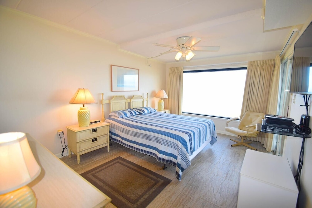 Marigot Beach 209 2 Bedroom Condo by RedAwning view 4