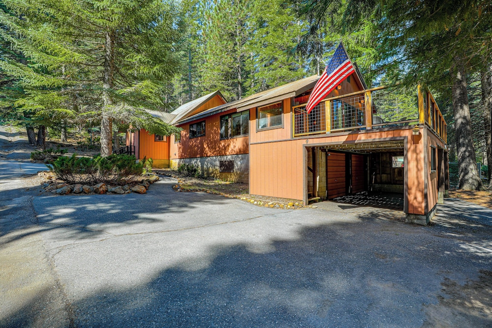 Walk to Lake Almanor: Prattville Cabin w/ 2 Decks!