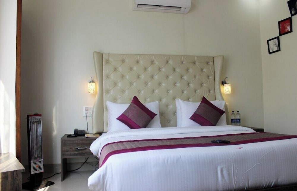Hotel Guru Surbhi