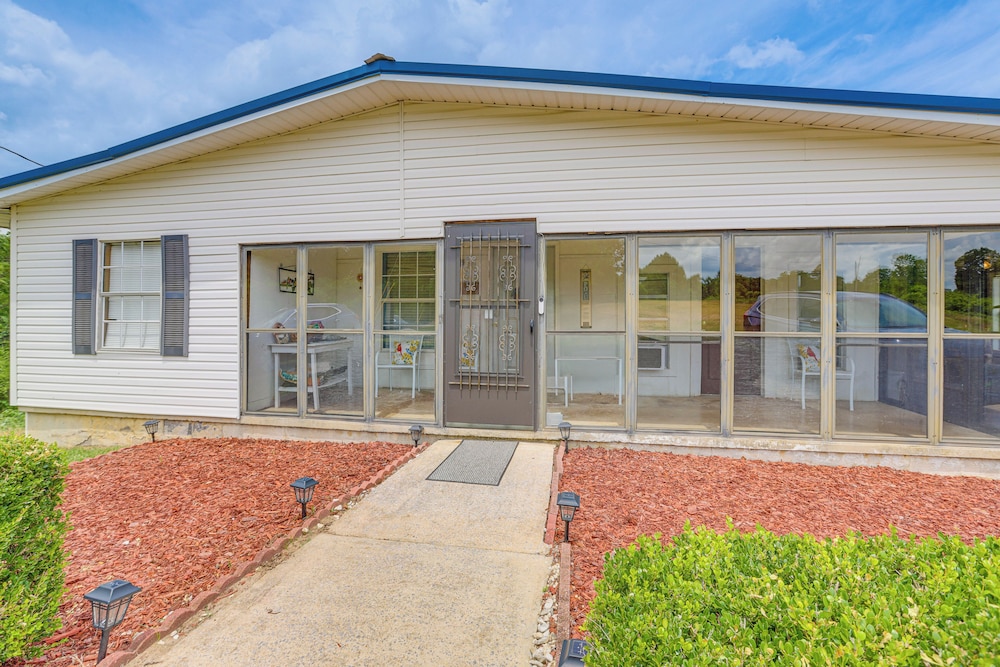 Clanton Cottage w/ Charcoal Grill & Porch!