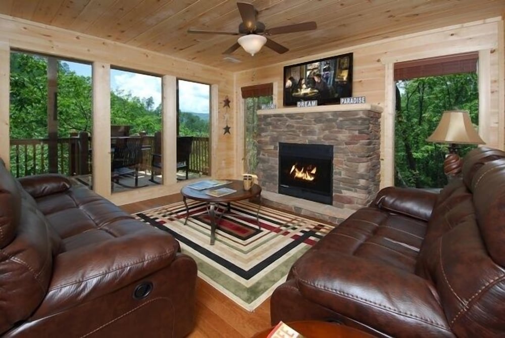 Smoky's Summit - 4 Bedrooms, 4 Baths, Sleeps 14 Home by RedAwning