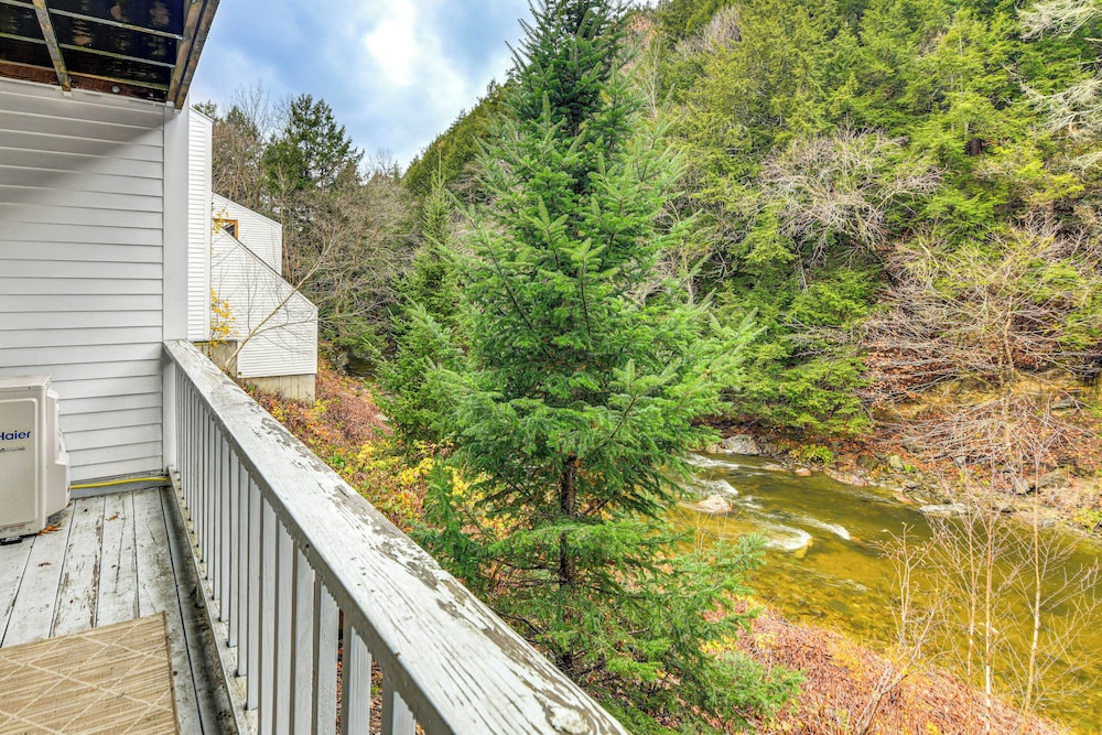 7 Mi to Stowe Mtn! Riverfront Retreat on Main St