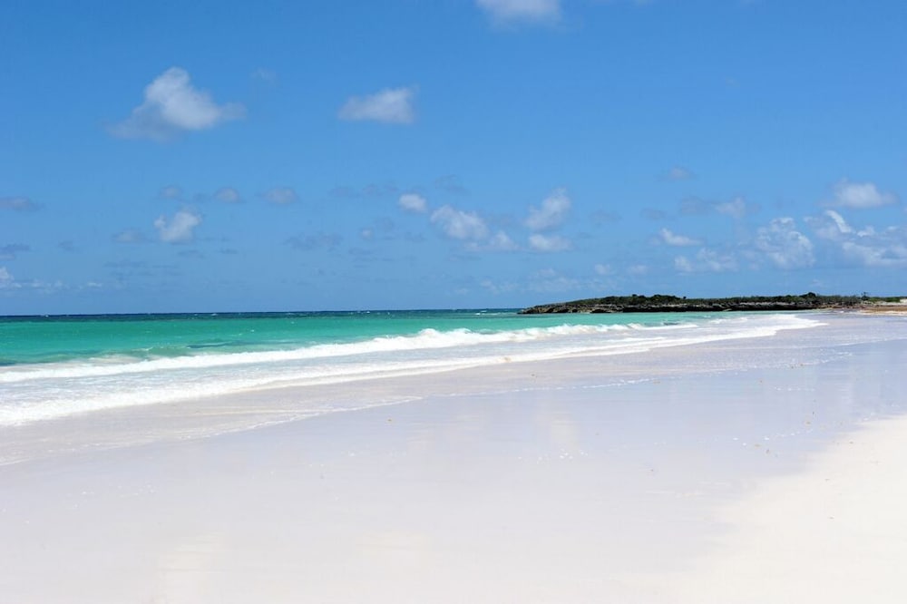 Tropical Hideaway: Charming Cottage Near Pink Sands Beach