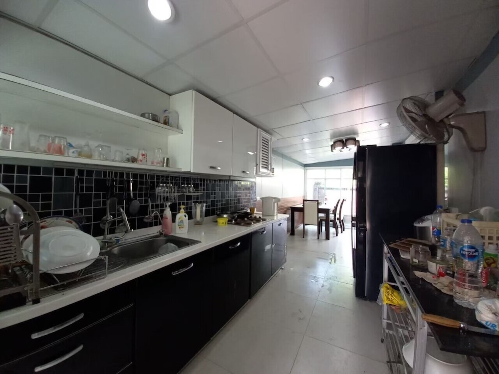 Spacious Entire House With Shared Fitness Room and Shared Indoor Pool in Club