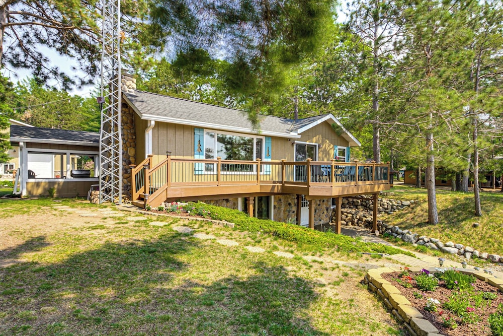 Family Retreat on Cross Lake: Boat, Swim & Relax!