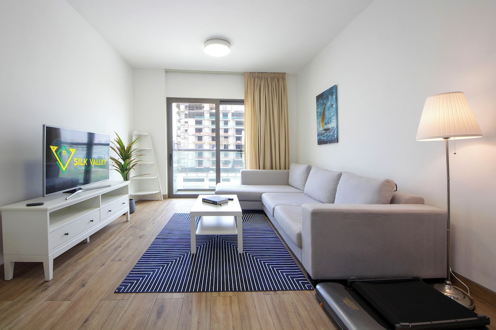 Silk Valley-Luxury 1B in prime location