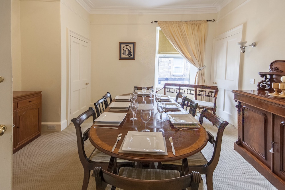 1 Varis Apartments