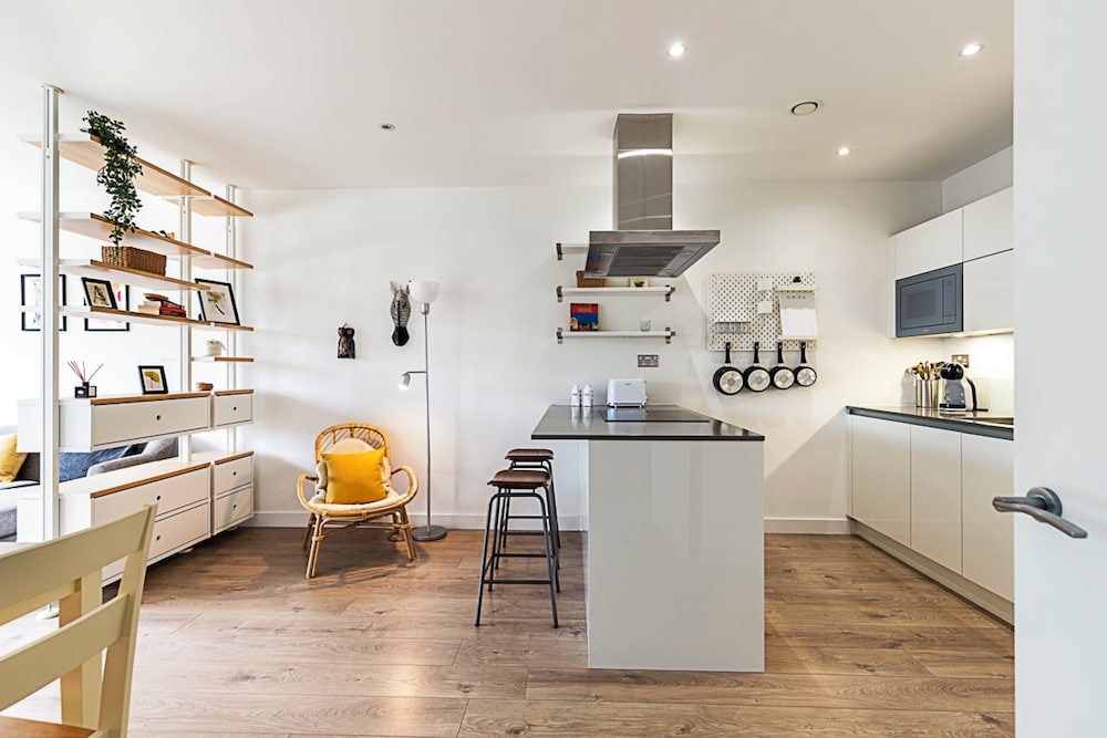 Well-connected, Cosy and Bright Modern Flat