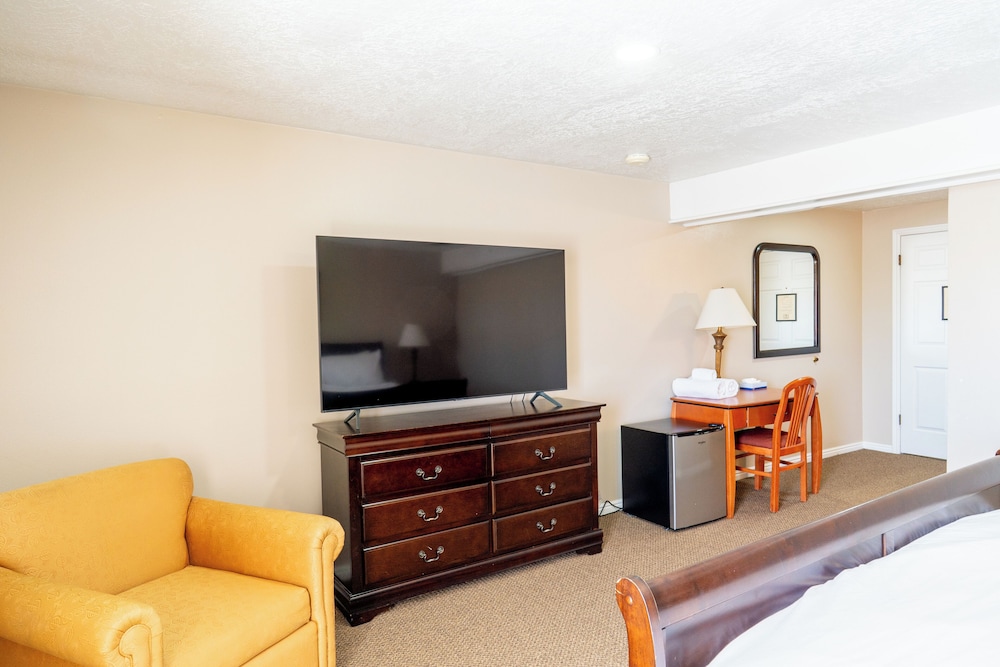 Road Creek Inn