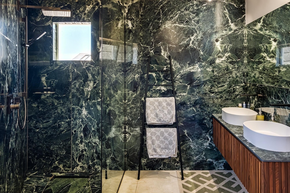 Camps Bay Villa w Pool Gym Studio Aqua Terra