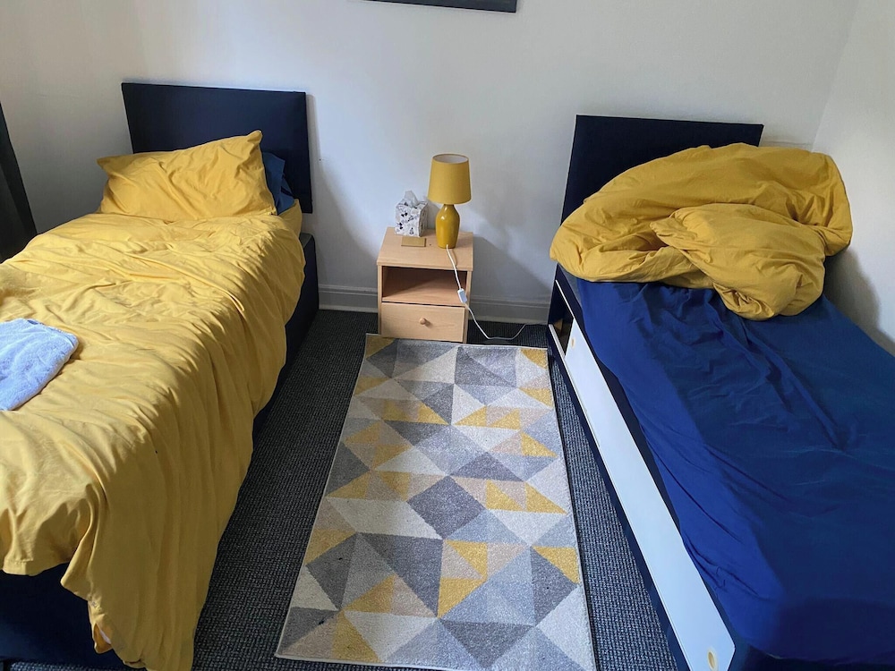 6 Guests - Parking - Patio - Near Coast