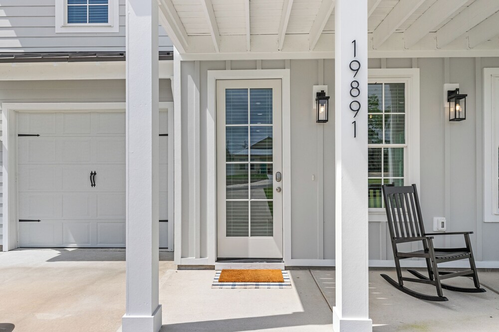 Spacious 6BR Beach Home Sleeps 15 Relax & Reconnect at Coastal Breeze