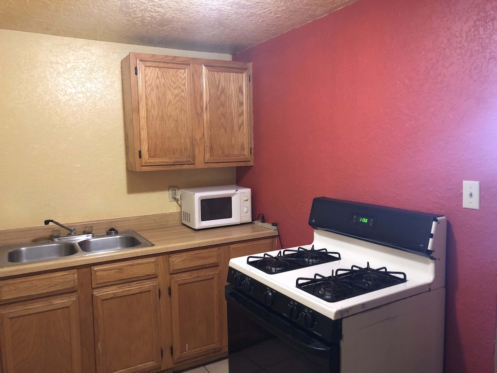 Farmington Vacations - Economy Inn - Property Image 1