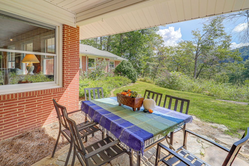 Hike & Leaf Peep! Peaceful Home in Laurel Springs