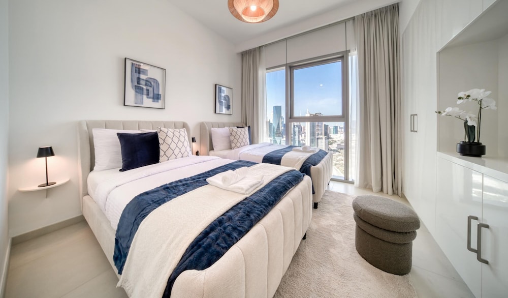 Classy Downtown 2BR w City View Balcony