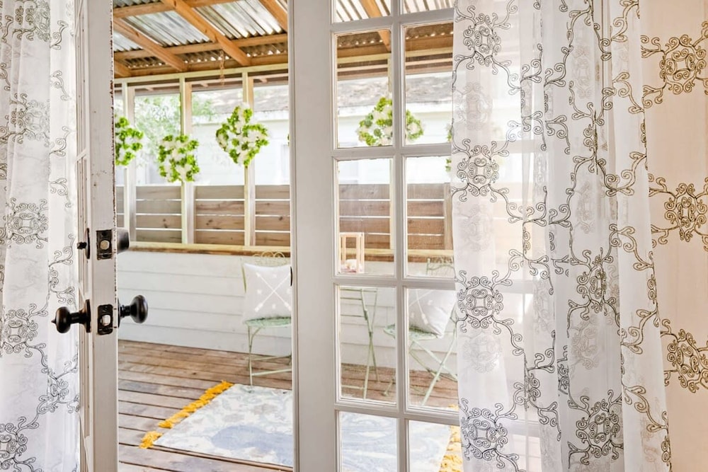 Newly Renovated Whimsical Cottage 2 Beds Hot Tub